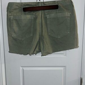 American Eagle Olive Green High-Waisted Frayed Hem Utility Shorts (NWOT)